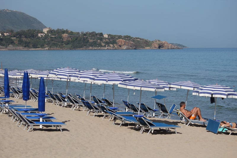 Stranden i Cefalù är en av Siciliens bästa. Kommer du i augusti är det dock betydligt mer packat än så här.