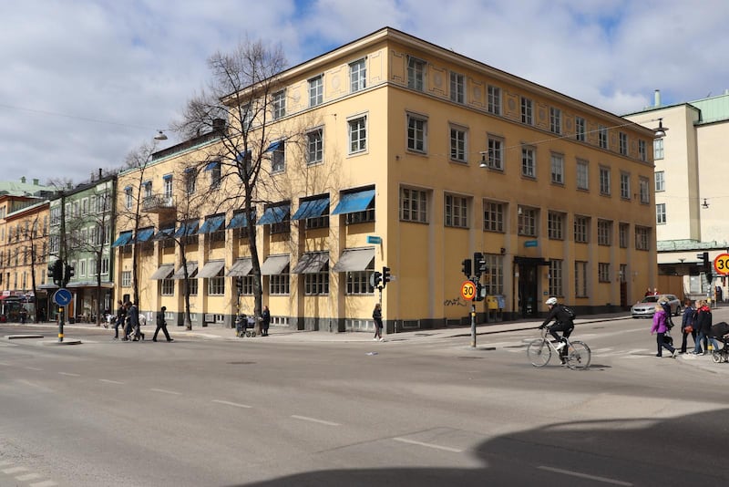 Fastigheten ligger vid Vasaparken i Stockholm och inrymmer bland annat Postnord.