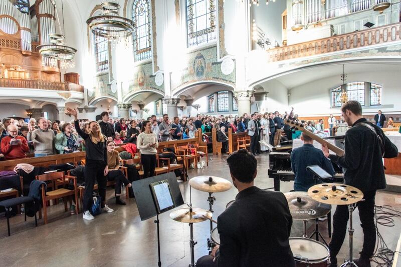 Knökfull kyrka under den ekumeniska gudstjänsten i Johanneskyrkan i Malmö