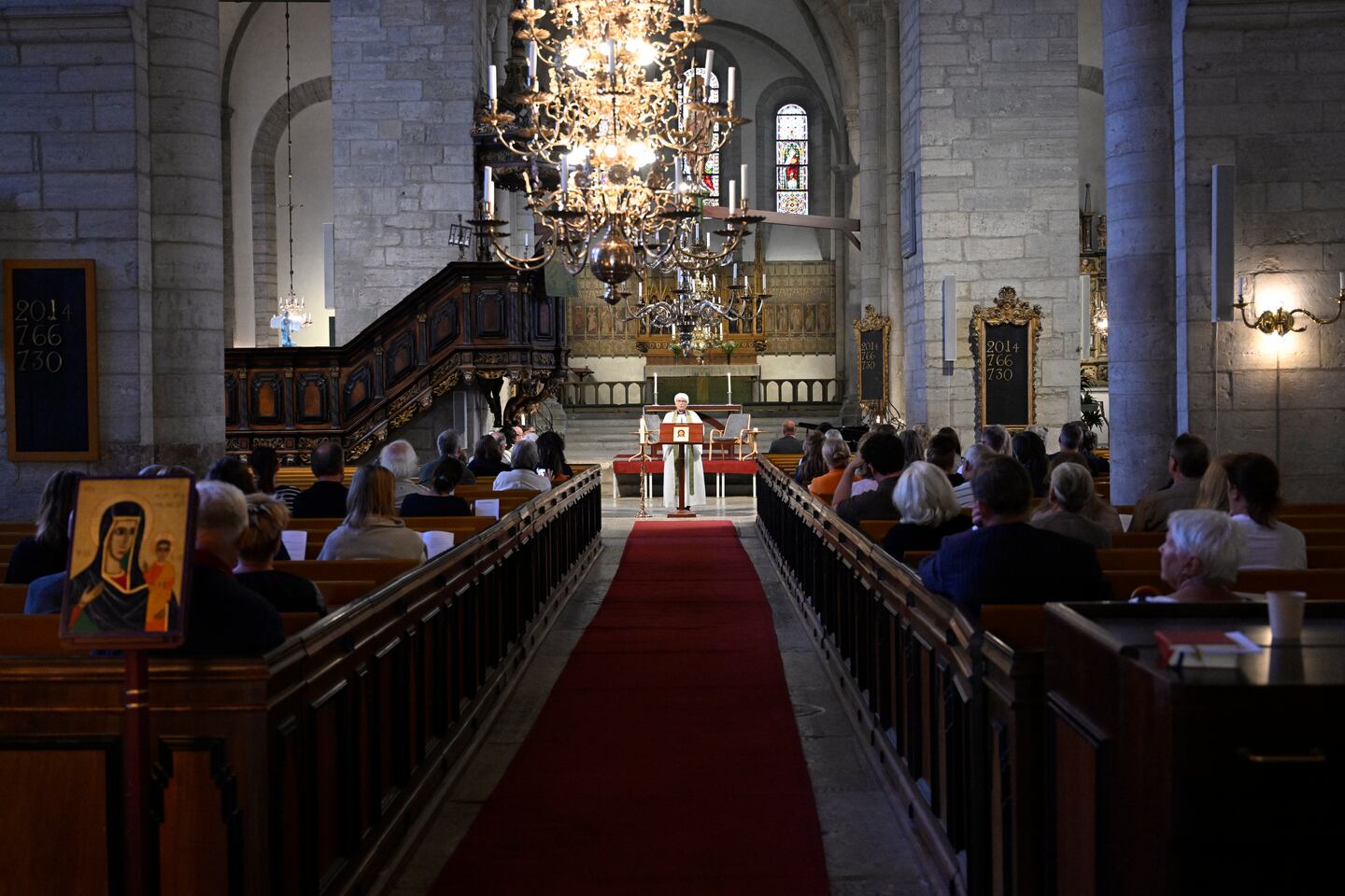 Ärkebiskop Antje Jackelén under minnesstunden i Visby domkyrka för Ing-Marie Wieselgren.