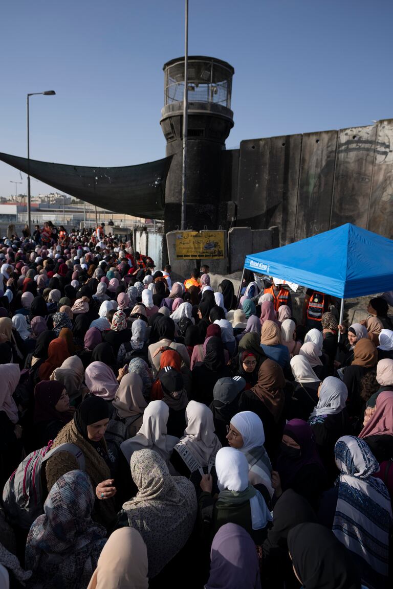 Palestinska kvinnor väntar på att passera en checkpoint för att komma in till Jerusalem och be på Tempelberget.