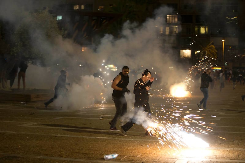 Demonstrationen var fredlig under dagen, men blev våldsam under natten med många gripna och ett 50-tal skadade poliser.