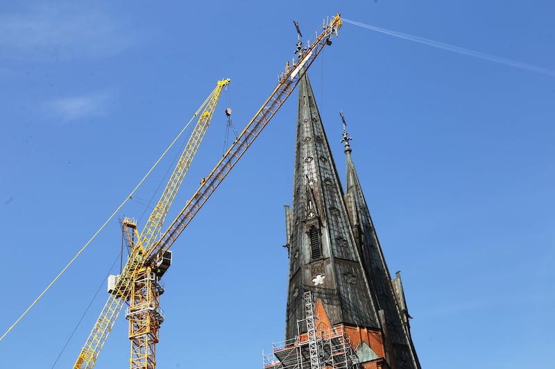 Snart kan arbetet med att restaurera Uppsala domkyrkas tornspiror påbörjas på allvar.