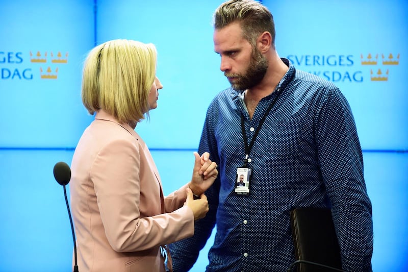 Martin Kits, presschef för KD, säger några sista ord till partiledare Ebba Busch Thor inför pressträffen då partiet presenterade sitt valmanifest.