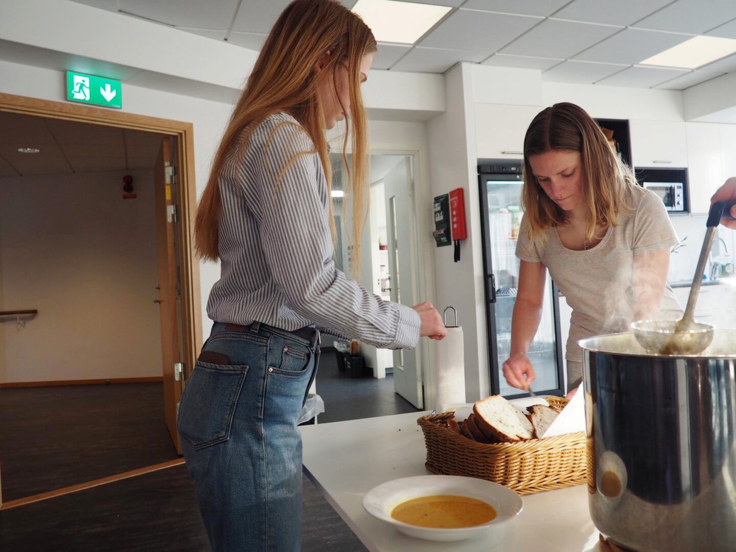 Självservering av vegansk mat i Pingstyrkans serveringsvåning.