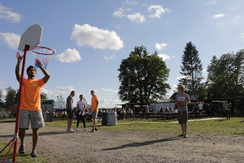 Den kristna idrottsföreninge KRIK lär Frizonfolket att sätta korgen.