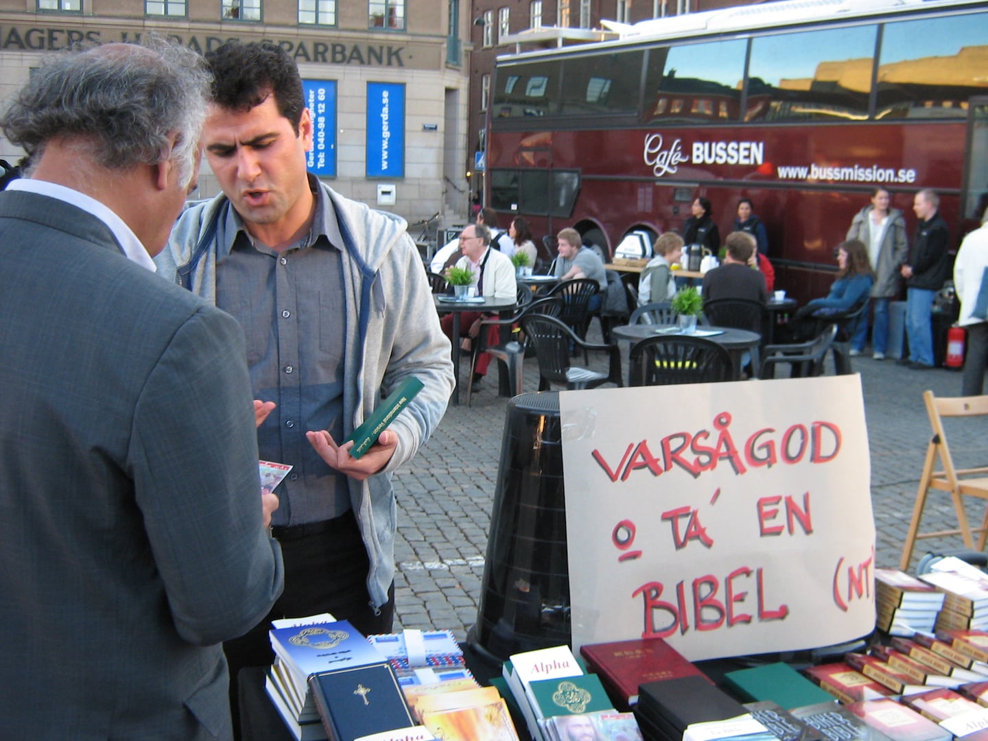 Bussmissionen på hållplats Lindesberg på sin väg runt Sverige när de evangeliserar och delar ut biblar.