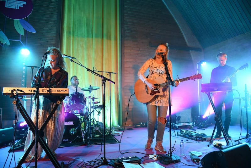 Ellen Wingren och Jenny Wahlström från Örebro utgör indiepop-duon Silver.