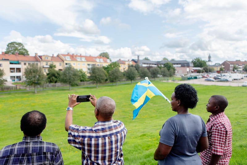 Bön och vila. Tryphone Kodi (uppe till vänster) är en van bedjare i hemförsamlingen i Tanzania. Under förmiddagens samling i Hedemora Kristet Center är bönen i centrum. Inför kvällens möte passar besökarna från Tanzania på att juta av solen och av äpplena som växer på baksida av kyrkan.