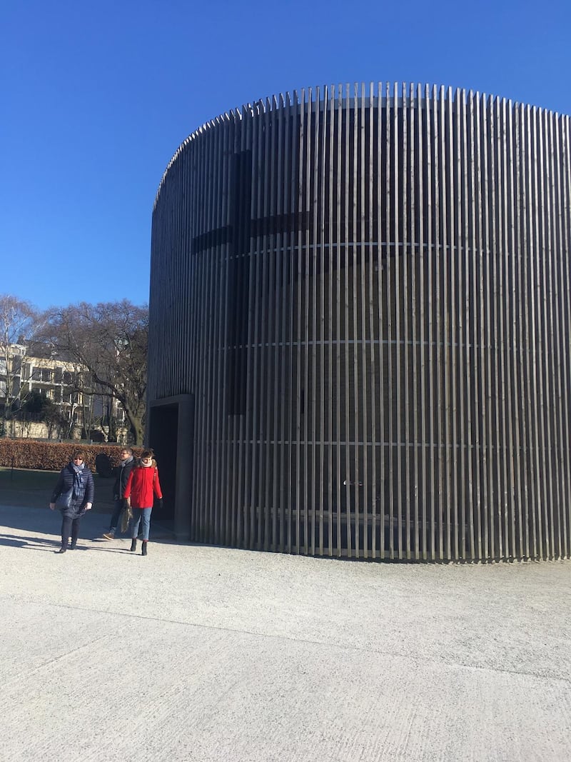 Platsen i Berlin där den gamla Försoningskyrkan stod. Idag ligger här ett minneskapell över kyrkan och de som dog när de försökte fly från Östberlin till Västberlin.