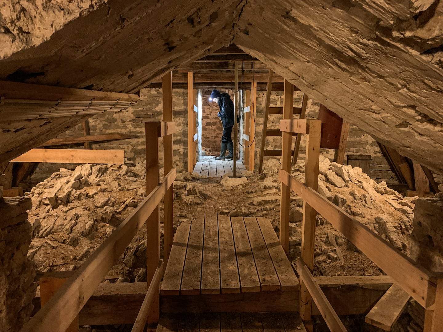 Kyrkvindarna en guldgruva för kyrkohistoriker. Kyrkohistorikern och museiindententen Jakob Lindblad är eld och lågor undersöker 92 gamla kyrkor på Gotland och det mest fascinerande fynden finner han på vinden.