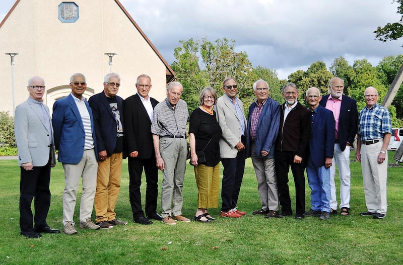 50 år sedan ordinationen. I somras möttes de till klassåterträff igen med sina respektive. ”Vi uppskattar varann ännu mer nu än i början och är så tacksamma för att vi har varandra”, säger Håkan Persson. Från vänster: Håkan Larsson, Lasse Yngvesson, Curth Sandström, Jan Piscator, Gerhard Termén, Birgitta Johansson, Thomas Lindqvist, Lennart Helldén, Åke Perhamn, Göran Ljungberg, Stig-Arne Jakobsson och Håkan Persson.