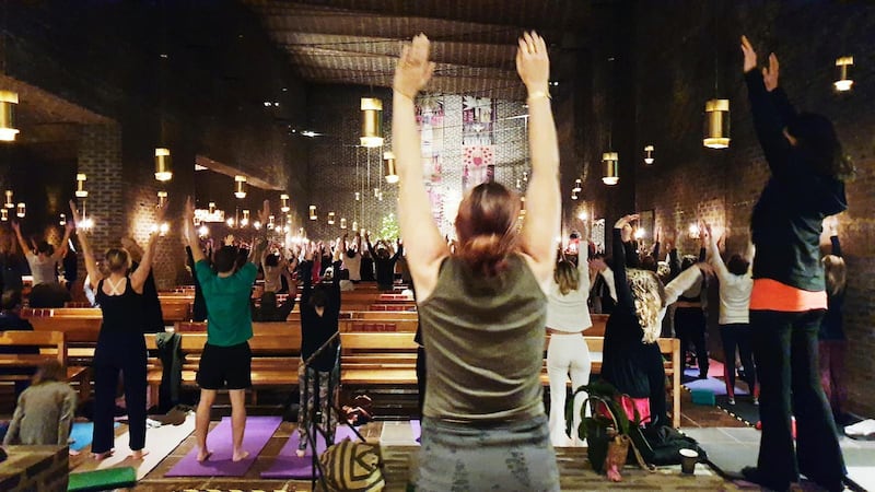 Yogaverksamhet i Markuskyrkan i Stockholm.