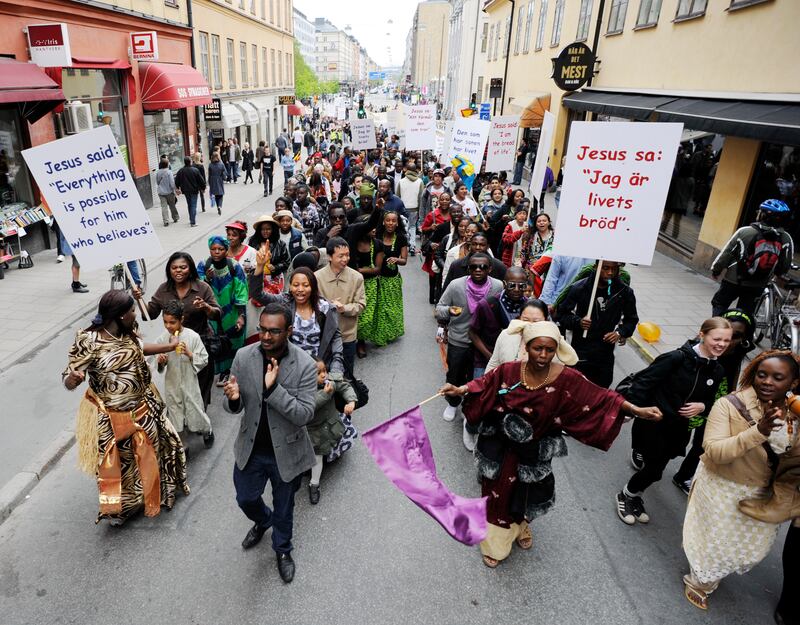 Jesusmanifestationen i Stockholm den 3 maj 2008. Gemensam vandring/marsch med musik, dans, plakat, skyltar och banderoller från Medborgarplatsen till Kungsträdgården.