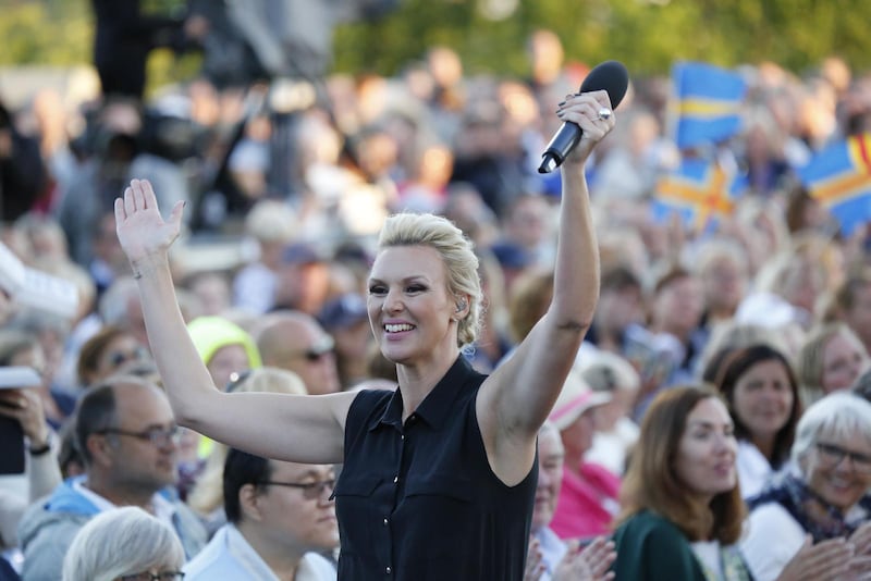  Programledaren Sanna Nielsen sjunger med publiken i tv-programmet Allsång på Skansen.