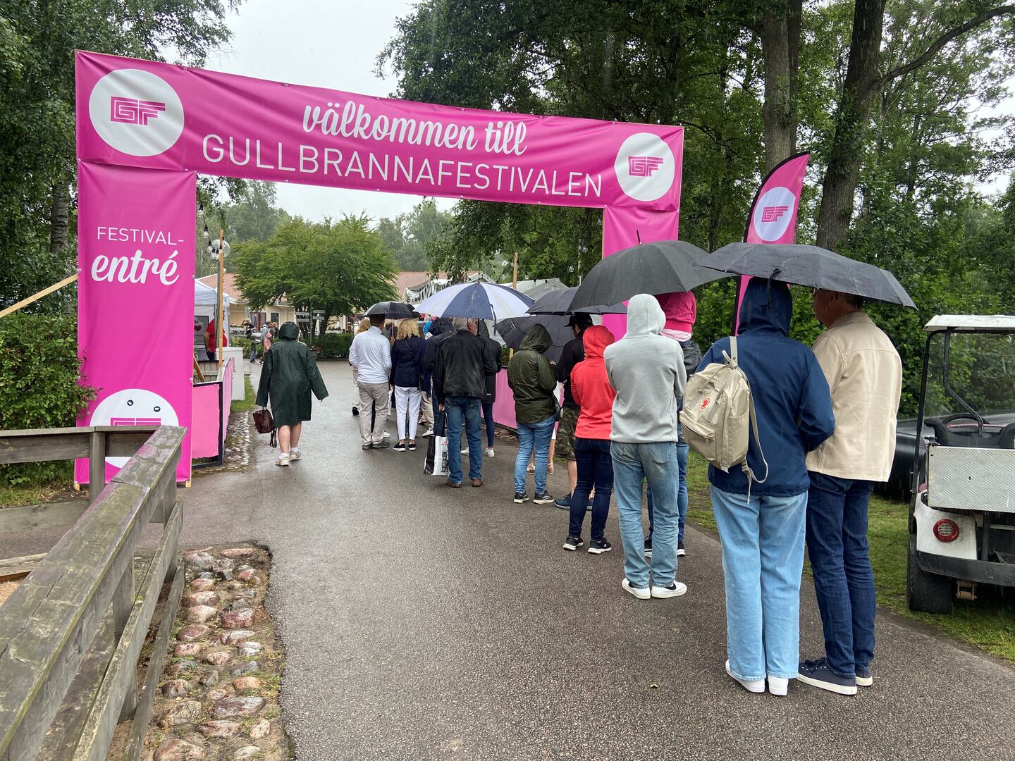 Lång biljettkö i regnet redan på Gullbrannafestivalens första dag. Men besökarna skulle snart belönas med solsken.