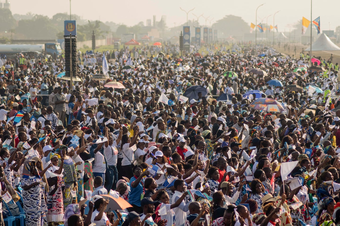 Troende samlas på Ndolo flygplats för en mässa med påven Franciskus i Kinshasa, Kongo.