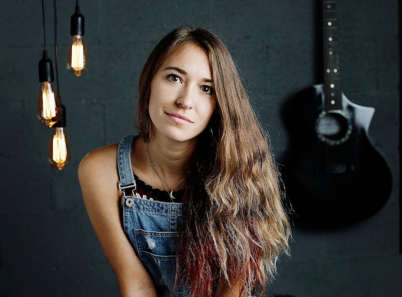 Älskar Jesus. Lauren Daigles senaste album "Look up child" sålde 113 000 exemplar första veckan. Många av sångerna på skivan, inklusive superhiten "You say", har hon skrivit tillsammans med Jason Ingram och Paul Mabury.