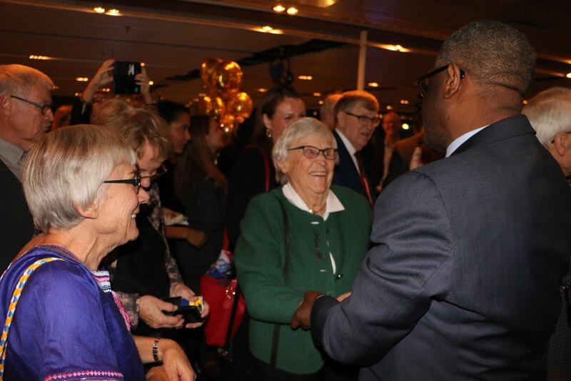 Missionärerna Kerstin Åkerman och Ingegerd Rooth  hälsar på Denis Mukwege.