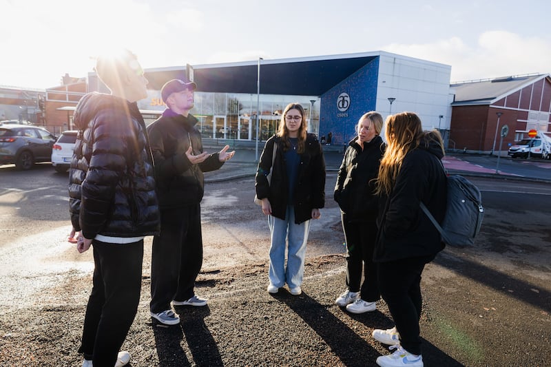 Team från USA berättar om Jesu kärlek bland shoppande svenskar. Dagen följde Carry the love-teamet under en dag av evangelisation och upptäckande av Guds tankar för individen.