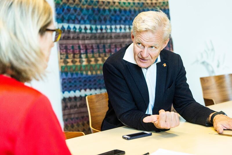 Jan Egeland är född i Stavanger i Norge. Han är en norsk diplomat och politiker (Arbeiderpartiet). Trots att han själv under årtionden har upplevt mänsklig misär, hopplöshet, krig och våld på nära håll säger han att han inte känner hopplöshet. ”Jag är optimist. Vi har vänt utvecklingen förut, och vi kan göra det igen”, säger han.