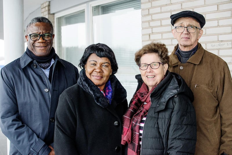 Kirurgen Veikko Reinikainen med fru Mirja samt Denis och Madeleine Mukwege på ett möte som Mission Avation Fellowship (MAF) ordnade i Helsingfors.