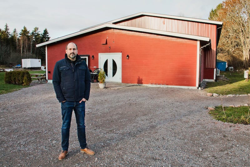 Församlingens tidigare föreståndare Peter Gembäck utanför Knutby Filadelfias gudstjänstlokal.