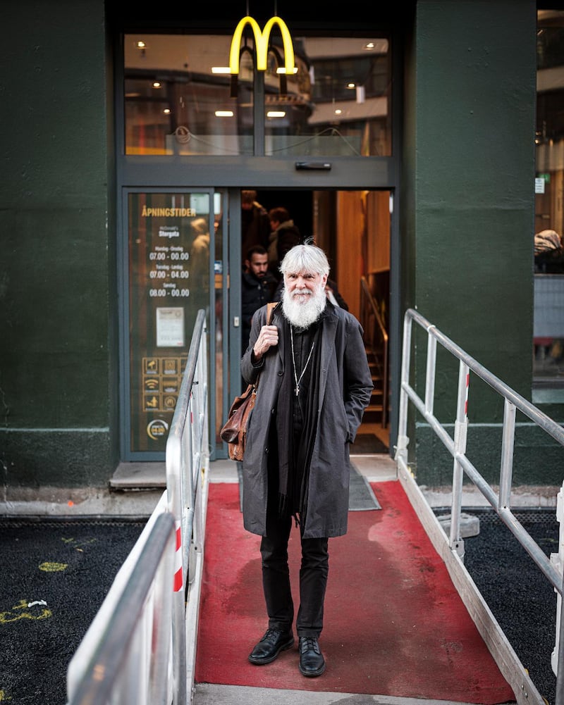 Peter Halldorf på McDonald’s i Oslo där han beställde ett glas vatten och samtalade om fastan.