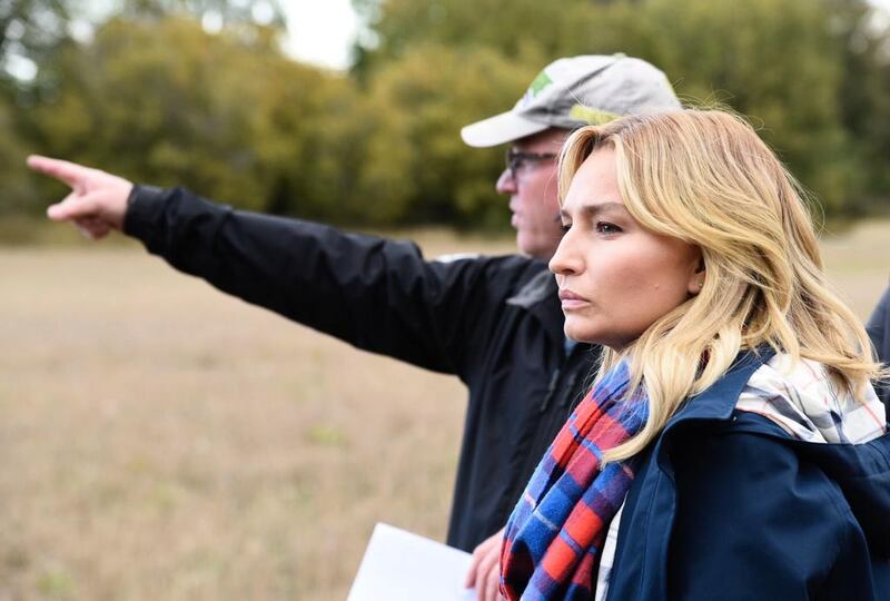 Ebba Busch Thor på ett besök hos lantbrukaren Mats Collberg på hans gård på Adelsö.