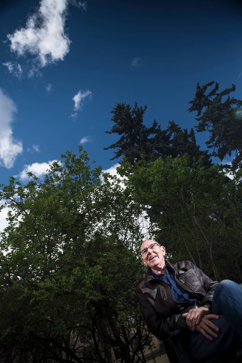 "Jag gillar ju rim, tyvärr, så ibland tvingas man ändra för att få till det. Men man kommer ju ihåg en strof bättre om det rimmar och ibland kan det bli väldigt kul rim", , säger Ingemar Olsson.