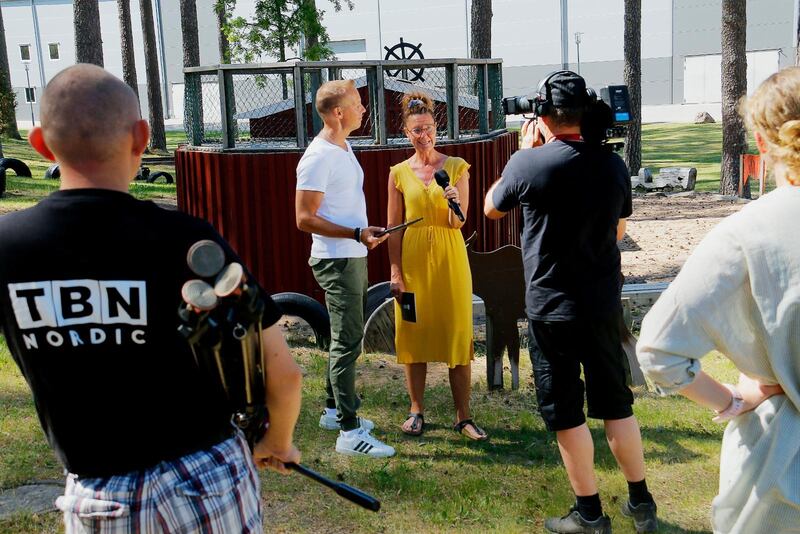 Jörgen Davidsson och Pernilla Olsson spelar in välkomsthälsningar till de olika sändningarna.