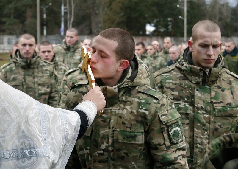 VITRYSSLAND. En soldat kysser ett kors, då jul firas på en militärbas i närheten av Minsk.