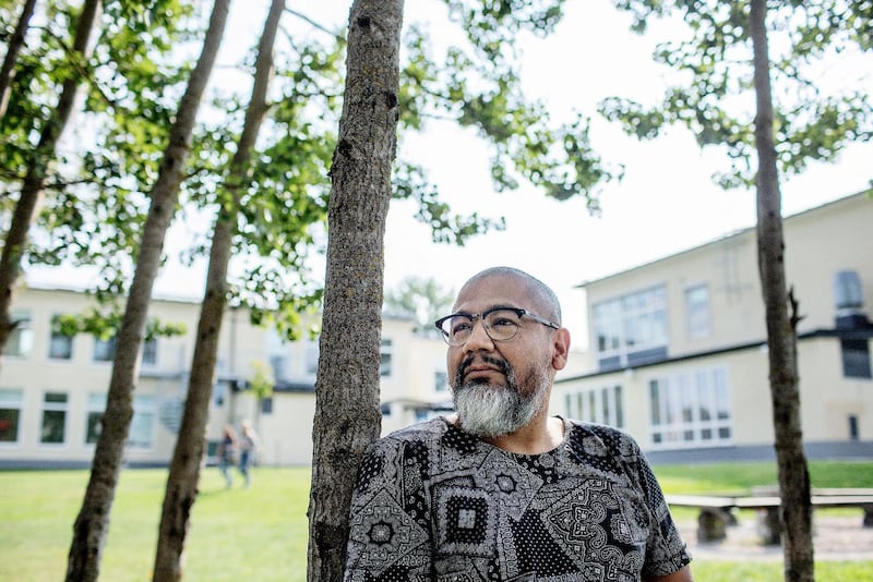 Mikael Hallenius på sin gamla skolgården.