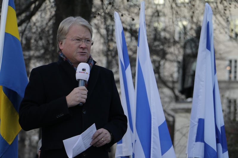 Lars Adaktusson då han talar på en Israel-manifestation.