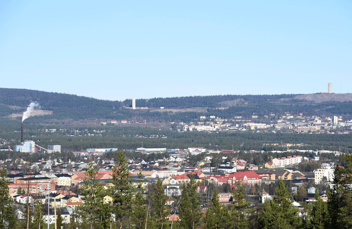 Malmberget (samhället ovan till höger i bild) kommer på grund av LKAB:s gruvbrytning att tömmas. I förgrunden syns Gällivare.