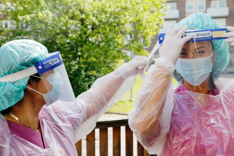 Cherin Mehho och Lisa Gustafsson arbetar som undersköterskor på Ebbagården i Uppsala.