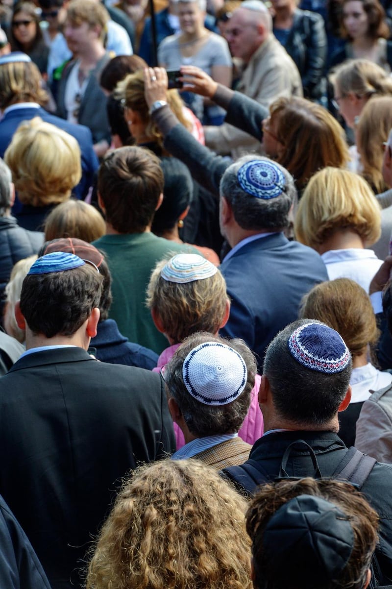 Många hade huvudbonaden kippa på huvudet vid en tidigare ”kippavandring” mot antisemitism i Stockholm vid Raoul Wallenbergs torg.