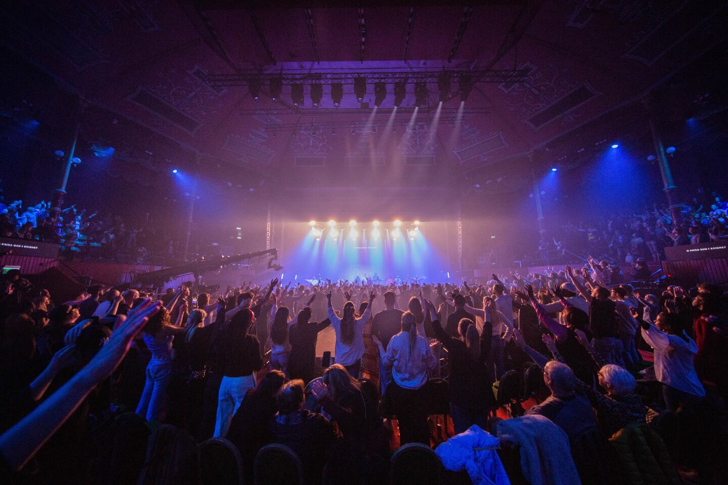 Cirkus i Stockholm fylldes med ett par tusen besökare på Hillsongs lovsångs- och nattvardsgudstjänst på långfredagen.