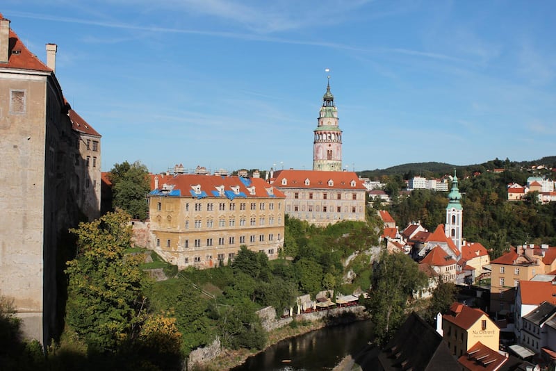 Slottet i Český Krumlov med floden Moldau nedanför.