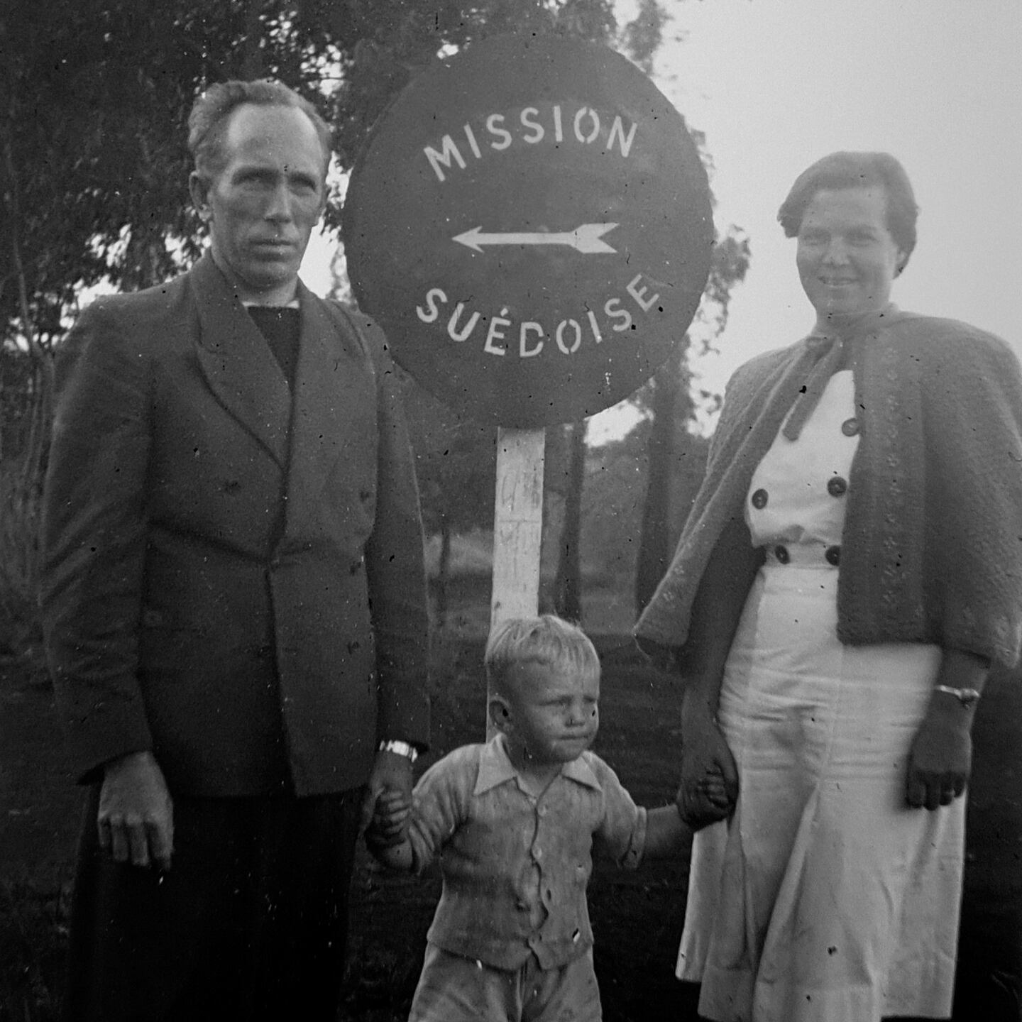 Greta och Martin Agnestrand med sonen Leif, 3 år, 1948 i Cyangugu, Rwanda.