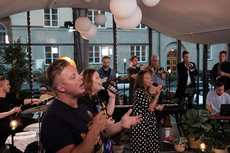 Samuel Hector, Evenlina Gard och Therese Hedlund sjunger under "Allsång på Rörstrand".