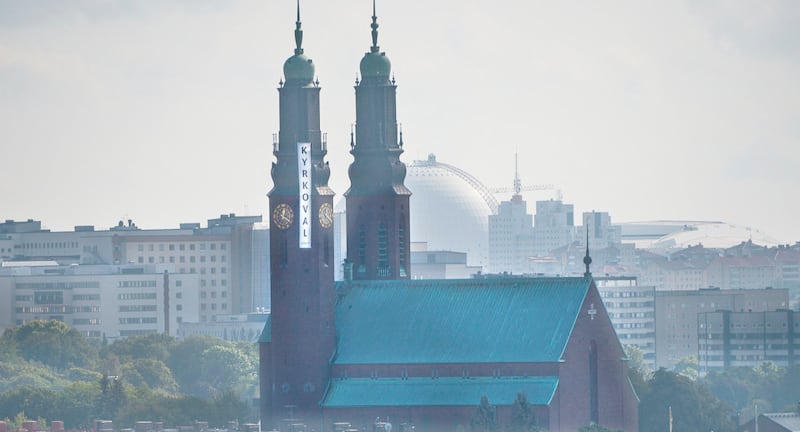 Kyrkovalet är en av anledningarna till att folk går ur Svenska kyrkan just nu. Bilden visar Banderoll på Högalidskyrkan inför kyrkoval i september.