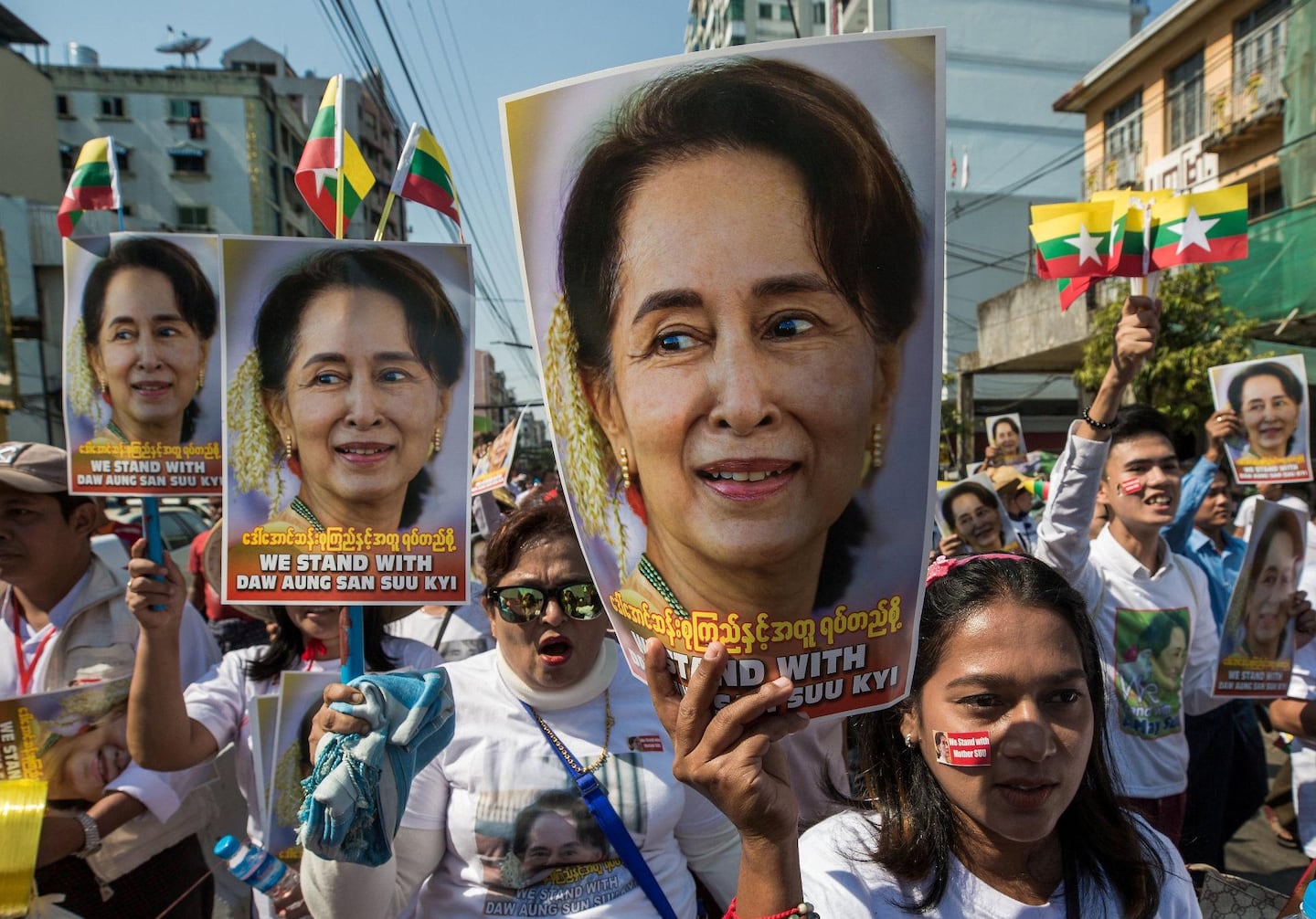 Tilhengere av Aung San Suu Kyi demonstrerte i støtte for henne i Yangon i Myanmar i forrige uke. Men hun har skuffet mange tidligere tilhengere. Foto: Sai Aung Main/NTB scanpix