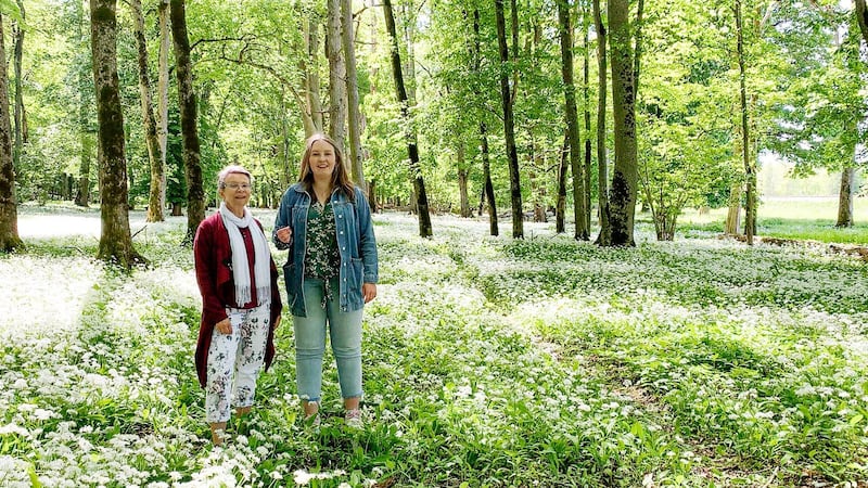 Sång vid Ramslöksängarna - en av de populära digitala andakterna - tillsammans med Yvonne Jureheim (diakon) och Carolin Leckström (barn- och ungdomsledare).