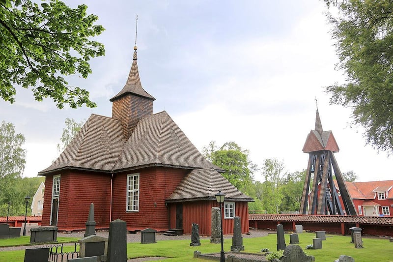 Brandstorps kyrka. Vivian tycker att "Brandstorps vackra lilla träkyrka i Västergötland", borde vara med på listan.