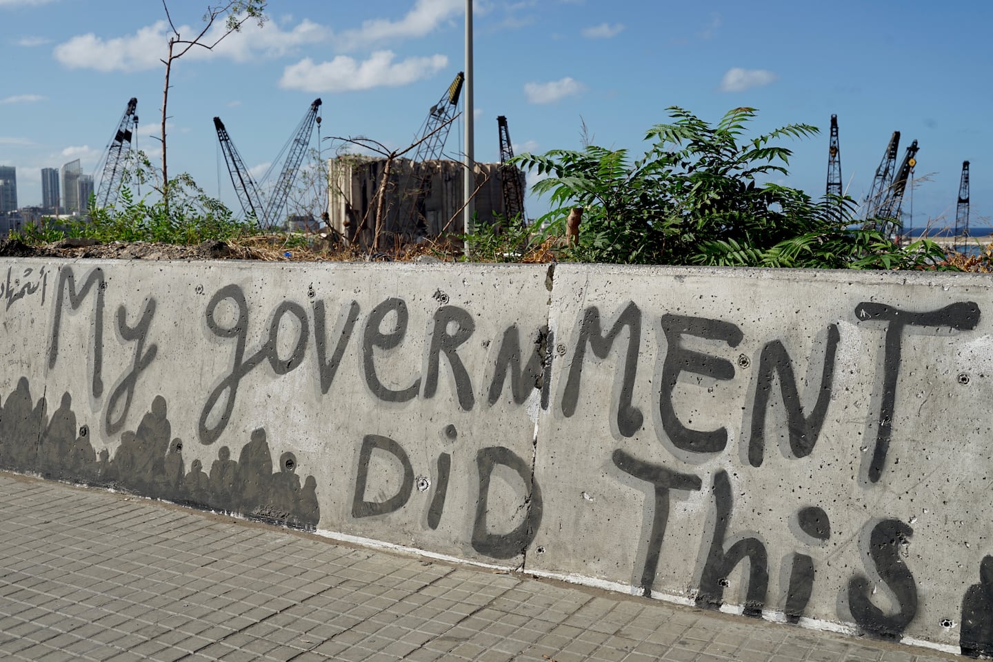 Längs en mur i hamnen har Beirutborna fått ur sig sin vrede, sorg och frustration. Reportage, Libanon.