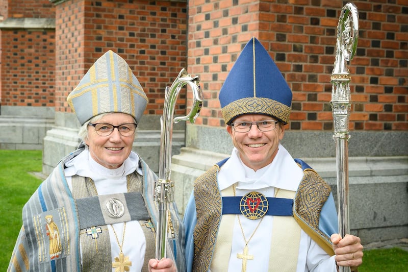 Ärkebiskopen Antje Jackelén utanför Uppsala domkyrka tillsammans med Andreas Holmberg, nyvigd biskop för Stockholms stift, efter söndagens vigningsgudstjänt.