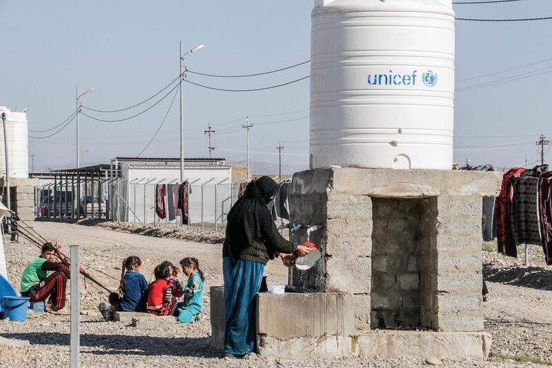 In the tentcamp several water tanks has been drawn up so people can get water.