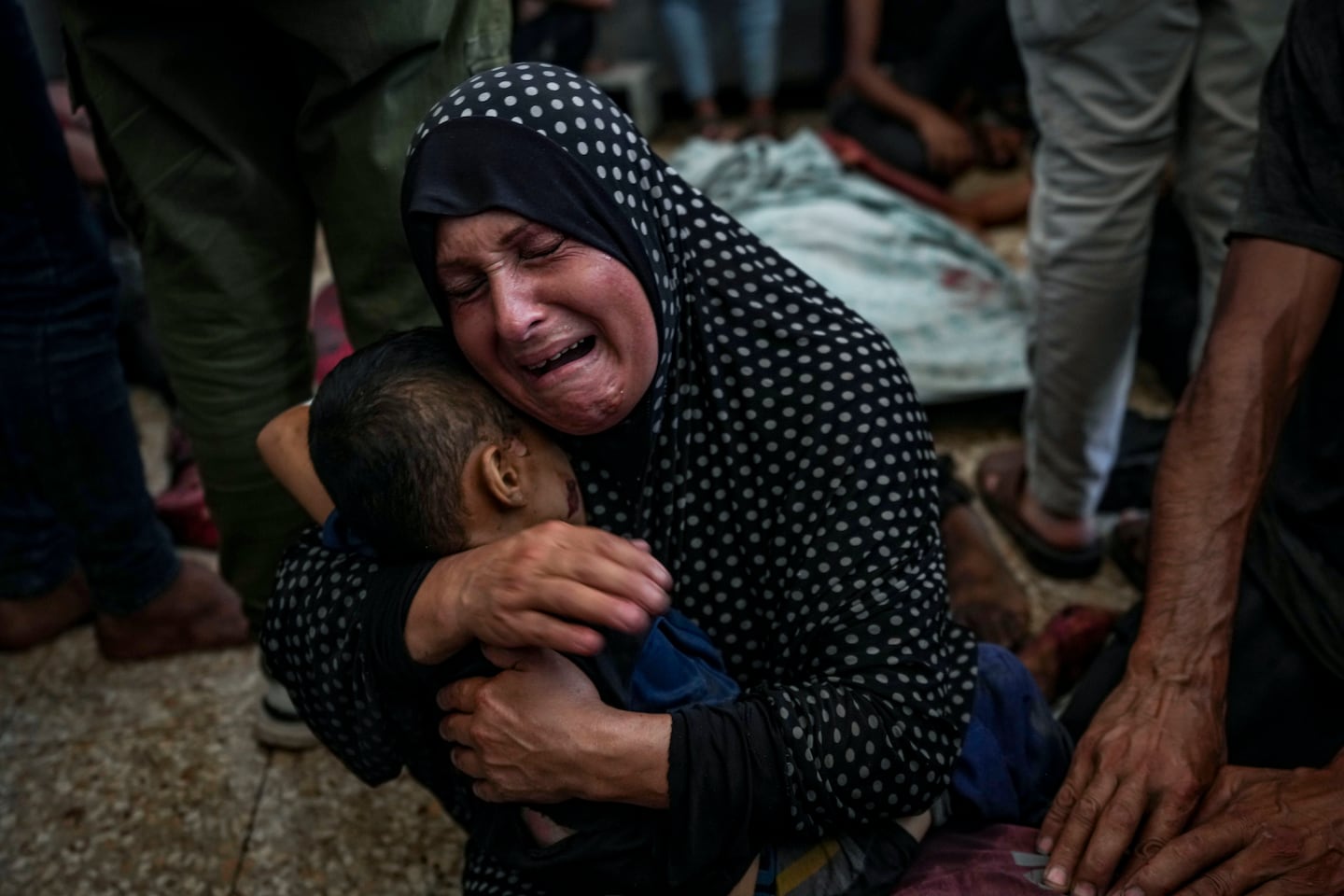 Faten Mreish sörjer sin son som dödades i det israeliska bombardementet av Gazaremsan vid ett sjukhusbårhus i Deir al-Balah, onsdagen den 28 augusti 2024. (AP Photo/Abdel Kareem Hana)