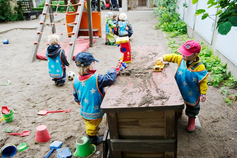 könsneutral förskola. Barn på den könsneutrala förskolan Egalia på Södermalm i Stockholm leker på gården. Egalia är en liten, kommunal förskola med genuspedagogik som verksamhetsgrund.